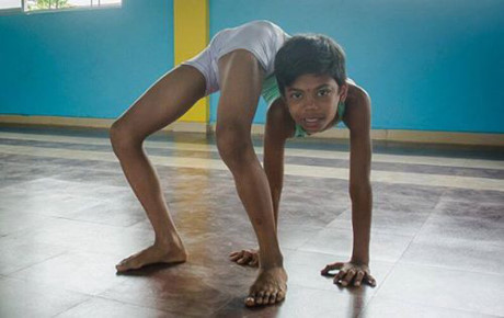 Cậu bé Aditya Kumar Jangum 13 tuổi (Ấn Độ) được mọi người đặt biệt danh là 'Người rắn' nhờ khả năng uốn dẻo thiên phú của mình.