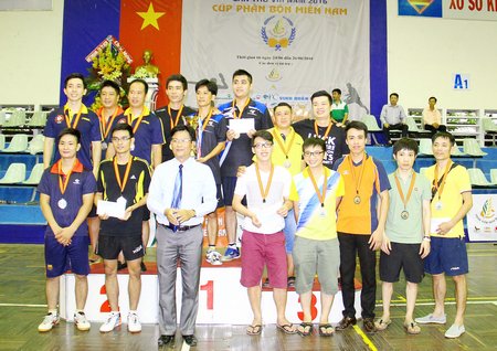 Ông Lê Thanh Tuấn- Giám đốc Sở Văn hóa, Thể thao và Du lịch Vĩnh Long trao thưởng cho các đội hạng B của giải.