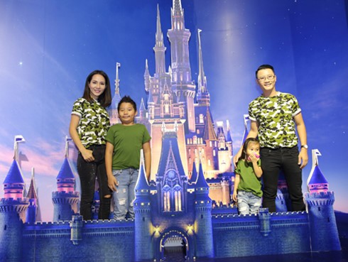 Gia đình ca sỹ Hoàng Bách trong buổi ra mắt Cổng thông tin giải trí Disney