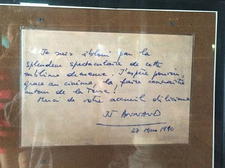 Bút tích của đạo diễn Pháp Jean-Jacques Annaud để lại trong ngôi nhà cổ. (Ảnh: PV/Vietnam+)