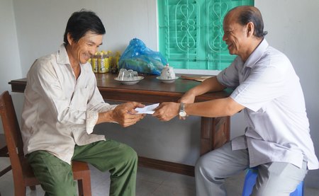 Phó Bí thư Thường trực Tỉnh ủy Vĩnh Long- Trương Văn Sáu thăm gia đình chính sách ở xã Đông Thạnh (TX Bình Minh).
