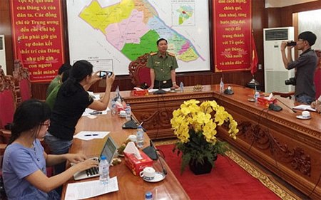 Đại tá Trần Ngọc Hạnh, Giám đốc Công an thành phố Cần Thơ thông tin tại cuộc họp báo (Ảnh: Tuổi Trẻ)