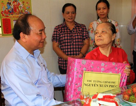 Thủ tướng Nguyễn Xuân Phúc thăm hỏi sức khỏe má Sáu nhân chuyến về làm việc với tỉnh Vĩnh Long vào tháng 6/2016.