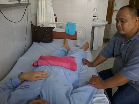 Anh Lành chăm sóc chị Phương lúc đang điều trị tại Bệnh viện Đa khoa TP Cần Thơ