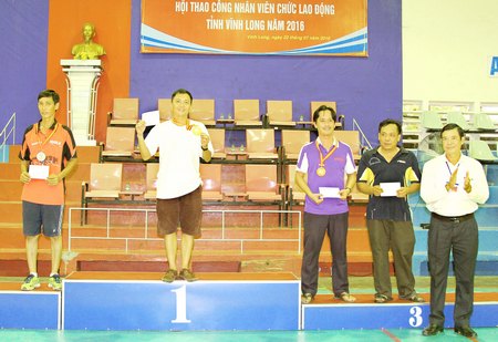 Ông Huỳnh Bá Long- Chủ tịch LĐLĐ tỉnh trao giải nhất bóng bàn cho VĐV