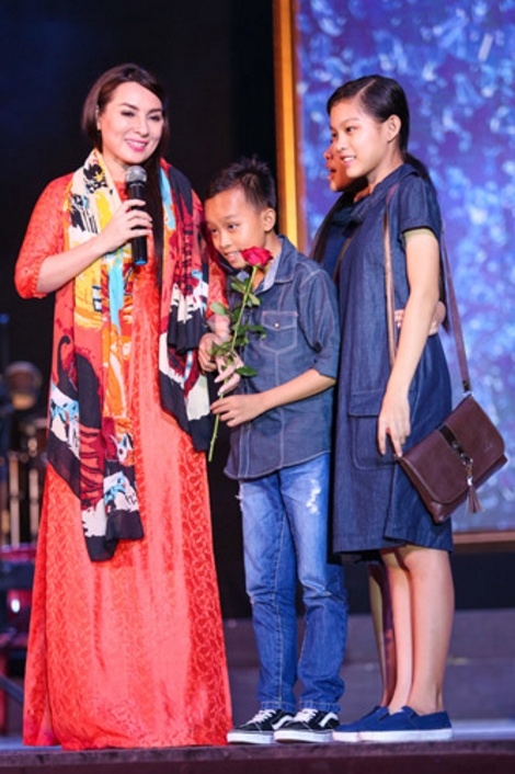 Cậu bé được cô đỡ đầu là giọng ca nhí vừa đoạt giải Vietnam Idol Kids Hồ Văn Cường cùng hai người con nuôi của cô cũng xuất hiện và lên sâu khấu để tặng hoa, cũng như gửi đến khán giả những câu vọng cổ ngọt lịm.