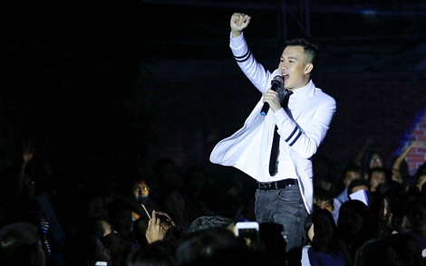 Dương Triệu Vũ góp mặt với ca khúc mới nhất của anh mang tên Chỉ còn những mùa quên. Nam ca sỹ xuống tận các hàng ghế sân khấu và cao hứng đứng lên ghế để hát. 