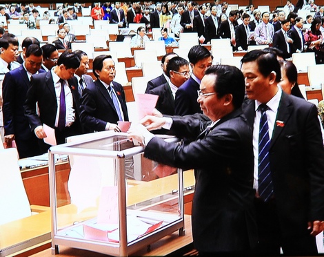 Các đại biểu bầu Thủ tướng Chính phủ.