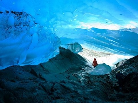 Bên trong hang băng Mendenhall ở Alaska