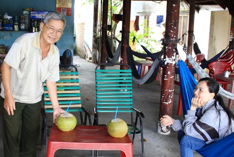 Hiện ông Nguyễn Bá Thìn mở quán mua bán nhỏ.