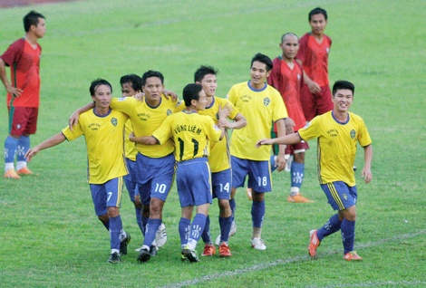 Niềm vui của đội Vũng Liêm sau bàn thắng của Hoàng Tuấn.