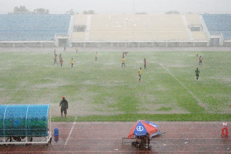 Mưa lớn mặt sân ngập sủng đầy nước, nên trận đấu không thể tiếp tục diễn ra.