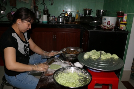 Chị Hồng Nhung (Phường 2, TP Vĩnh Long) vừa khéo léo làm bánh vừa chia sẻ cách làm: “làm bánh xếp rất dễ, chủ yếu là mình có đam mê và một chút khéo tay là được”.