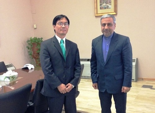 Đại sứ Nguyễn Hồng Thạch chụp ảnh cùng Cựu Đại sứ Iran tại Việt Nam Hussein M. Abdullahi khi đến nhậm chức ở Tehran - Ảnh: FBNV
