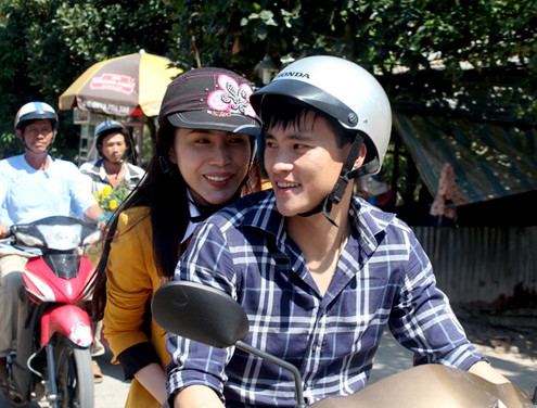 Trước đó, vợ chồng Thủy Tiên cũng từng chạy xe máy về  An Giang tặng 200 phần quà và gạo cho bà con nghèo.
