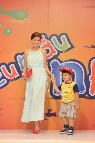 Khách mời đặc biệt của chương trình lần này là Hoa hậu Oanh Yến cùng con trai. Hai mẹ con Hoa hậu có màn trình diễn catwalk đáng yêu và sinh động.