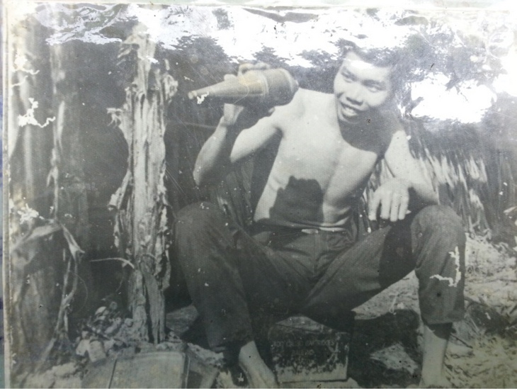 Đồng chí Sáu Trắng đang chế tạo một quả mìn gạt bằng đầu đạn cối trong Chiến dịch Đông Xuân 1972- 1973. Ảnh do đồng chí Nguyễn Ký Ức lưu giữ