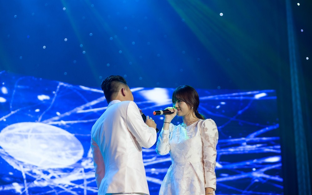 Trấn Thành và bạn gái Hari Won song ca cực kỳ tình cảm ca khúc Đêm cô đơn