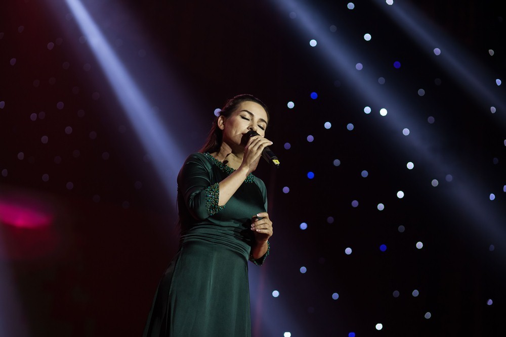  Nghệ sỹ Phi Nhung thể hiện ca khúc Ngày đá đơm bông