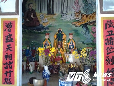 Bức tranh sơn dầu ở chùa Hóc Ông Che (xã Hóa An, TP Biên Hòa) tái hiện chuyện con người cảm hóa cọp dữ thành hiền lành, biết học đạo tu hành. Ảnh : Trí Bùi 