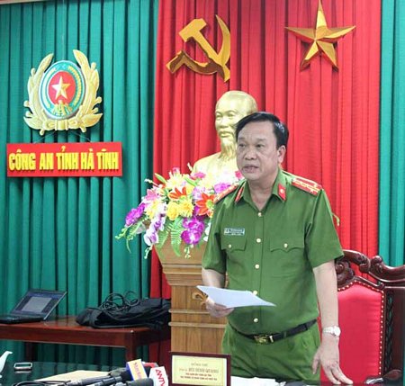 Đại tá Bùi Đình Quang, Phó Giám đốc Công an Hà Tĩnh tại buổi họp báo công bố quyết định khởi tố vụ án chôn lấp bùn thải nguy hại của Formosa. Ảnh: Dương Quang