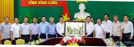 Lãnh đạo Bộ Tư pháp tặng quà và chụp ảnh lưu niệm với lãnh đạo tỉnh Vĩnh Long.