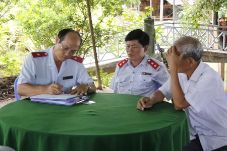 Đoàn kiểm tra lập biên bản một trường hợp tàu chở khách du lịch từ Tiền Giang qua cù lao An Bình nhưng phương tiện không đăng ký, đăng kiểm.