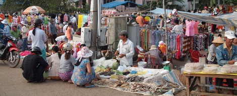 Các phiên chợ hàng Việt Nam về nông thôn được người dân ủng hộ nhiệt tình.