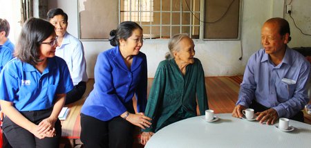 Thăm mẹ Việt Nam Anh hùng Nguyễn Thị Nhớ