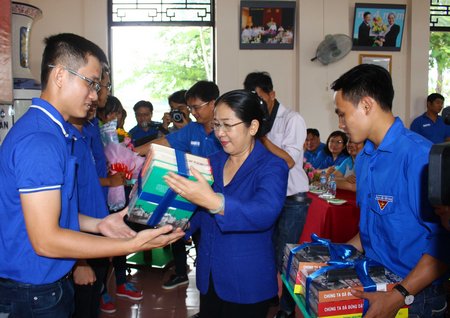 Phó Bí thư Thành ủy TP Hồ Chí Minh- Võ Thị Dung tặng quà cho sinh viên được kết nạp Đảng