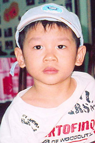 Pax Thiên là một trong những người con nuôi của gia đình ngôi sao Hollywood Angelina Jolie - Brad Pitt. Được biết, cậu bé người Việt này chào đời ngày 29/11/2003 ở TP.HCM và có tên là Phạm Quang Sáng. 