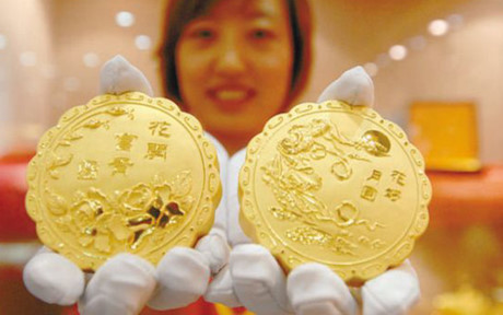 Mẫu bánh trung thu bằng vàng rất đa dạng, và được trang trí cầu kỳ (Ảnh: Sina)