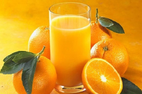 Uống nước cam vào buổi tối: Nước cam có tác dụng lợi tiểu. Do đó, uống nhiều loại trái cây này vào buổi tối sẽ gây tiểu đêm nhiều lần và mất ngủ.