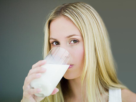 Uống nước cam ngay trước và sau khi uống sữa: Protein trong sữa sẽ phản ứng với axit tartaric và vitamin C trong cam gây ra hiện tượng chướng, đau bụng, tiêu chảy.