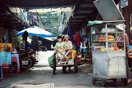 Việt Hương vào vai người mẹ câm ngày ngày cùng đứa con nhỏ dong ruổi bên chiếc xe ve chai