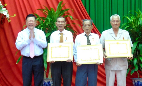 Bí thư Tỉnh ủy- Trần Văn Rón trao Huy hiệu Đảng 60 năm và 55 năm cho các đảng viên.