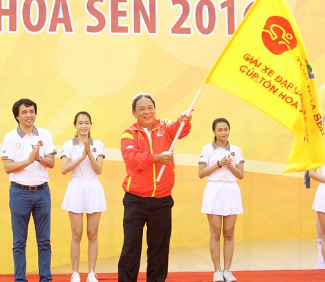 Ông Nguyễn Vinh Quang- Phó Chủ tịch Liên đoàn Xe đạp- Mô tô Việt Nam phát cờ lệnh tại lễ khai mạc giải. Ảnh: VĂN THUẬN