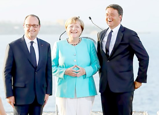 Tổng thống Pháp François Hollande, Thủ tướng Đức Angela Merkel và Thủ tướng Italia Matteo Renzi (từ trái sang) tại buổi họp báo