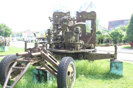 Mâm pháo khẩu cao xạ 57mm (do Liên Xô sản xuất).
