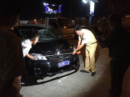 CSGT tiến hành kiểm tra xe gây tai nạn trong đêm.
