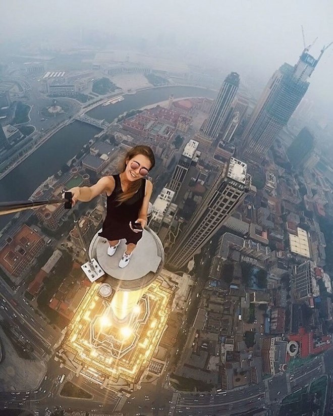 Angela trên nóc 1 tòa nhà chọc trời ở Thiên Tân, Trung Quốc. (Nguồn: Sputnik)