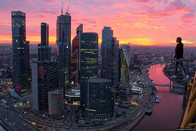 Tận hưởng vẻ đẹp của ánh hoàng hôn trên rìa một trung tâm thương mại cao ngất trời ở Moskva, Nga. (Nguồn: Sputnik)