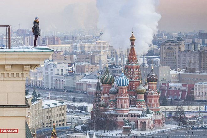 Không chỉ chứng tỏ khả năng chinh phục độ cao của cô, bức ảnh này còn phô bày trọn vẹn vẻ đẹp của nhà thờ Thánh Basil trên Quảng trường Đỏ tại Moskva, Nga. (Nguồn: Sputnik)