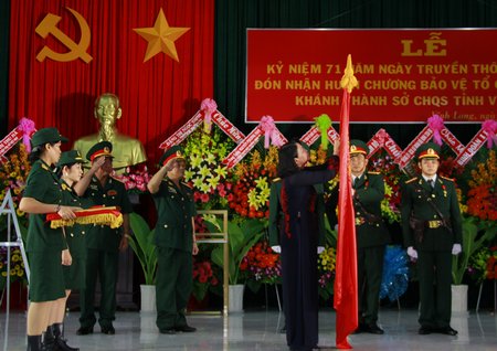 Phó Chủ tịch nước Đặng Thị Ngọc Thịnh trao Huân chương Bảo vệ Tổ quốc hạng nhì cho lực lượng vũ trang tỉnh Vĩnh Long.