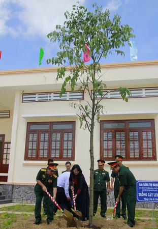 Phó Chủ tịch nước trồng cây lưu niệm trong khuôn viên Bộ Chỉ huy Quân sự.