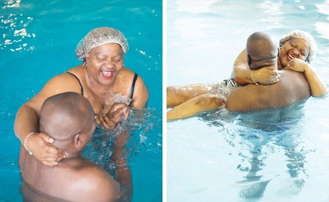  Một người đàn ông đã cố gắng để dạy cho mẹ mình biết bơi.