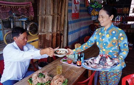 Anh Sơn ở Khóm 3, Phường 7, TP.Cà Mau, là khách hàng thường xuyên của quán chị Loan, mỗi khi anh đi bỏ hàng ở Co Xáng.