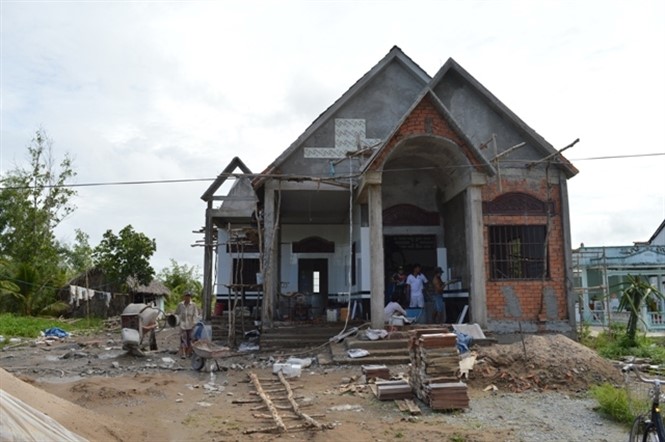 Biệt thự trị giá hơn 1 tỷ đồng của anh nông dân trẻ Nguyễn Văn Thức đang chuẩn bị hoàn thành, góp phần làm dài thêm danh sách những căn nhà lầu ở ấp Nhà Lầu II