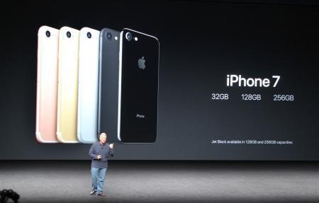 Iphone 7 ra mắt với 3 phiên bản, 32G, 128G và 256G. Ảnh: Kyodo/TTXVN