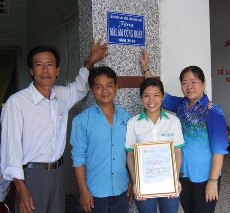 Bà Lê Thị Hồng Đào- Phó Chủ tịch LĐLĐ tỉnh và địa phương thực hiện nghi thức bàn giao nhà cho Trần Thị Bích Tuyền- Công nhân Công ty TNHH Tỷ Xuân.